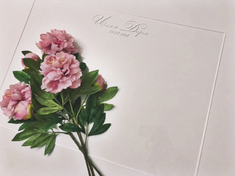 Альтернатива свадебной книги пожеланий.
Гости оставляют свои тёплые слова маркером на акриловом листе с вашей символикой свадьбы.
