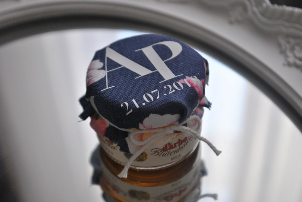 Комплимент гостю может быть полезным или бесполезным. Наш - чертовски хорош по всем фронтам. А Ваши свадебные инициалы и монограммы станут безупречным дополнением вкусного подарка.