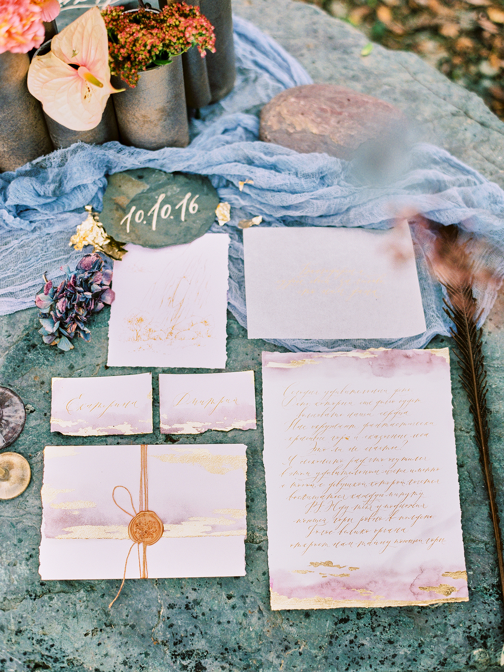 Набор для фотосессии Екатерины и Дмитрия. 

В этот сет вошли:

- любовное послание

- именные карточки жениха и невесты

- иллюстрация тонким пером

- расписанные камни

- конверт ручной работы с сургучной печатью