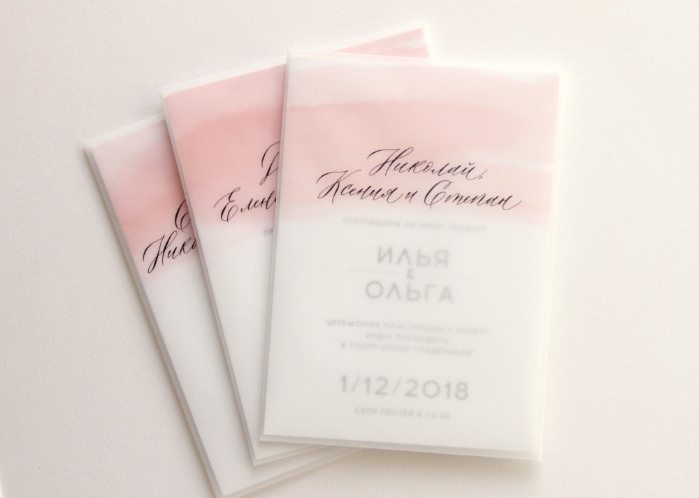 Завершает набор легкий конверт из кальки, подписанный остроконечным пером. Конверт закрывается с помощью наклейки, также сделанной с высокой печатью и акварелью.