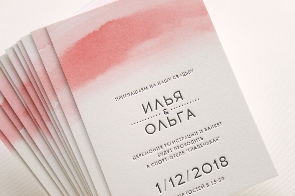 Для этих приглашений было решено использовать нанесение акварели вручную, чтобы каждая карточка получилась неповторимой. Простые гротесковые шрифты уравновешивают нежность акварели.