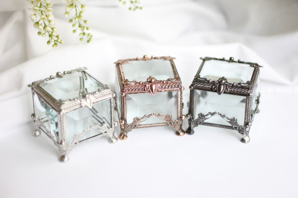 Шкатулки на ножках с узорами возможны в трех цветовых решениях
-светлое серебро
-темное серебро
-медь
