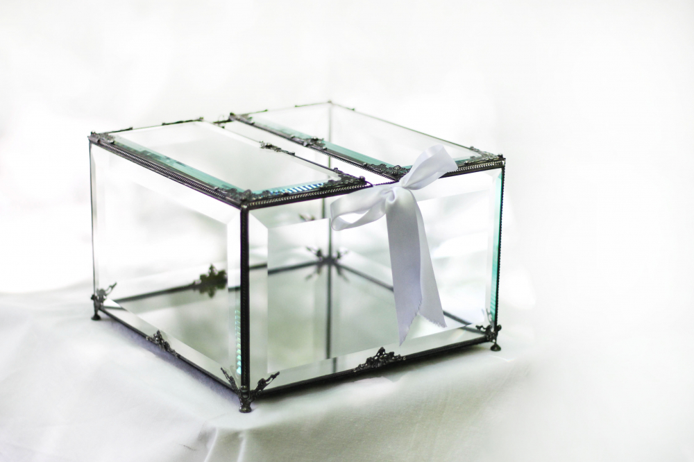 Дисплей для подарков в конвертах 
размер 25*25см, глубина 15см.
Изготовляется под заказ, срок изготовления 1 месяц.
Может быть изготовлен по вашим размерам.