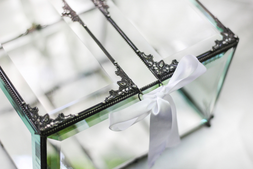 Дисплей для подарков в конвертах 
размер 25*25см, глубина 15см.
Изготовляется под заказ, срок изготовления 1 месяц.
Может быть изготовлен по вашим размерам.