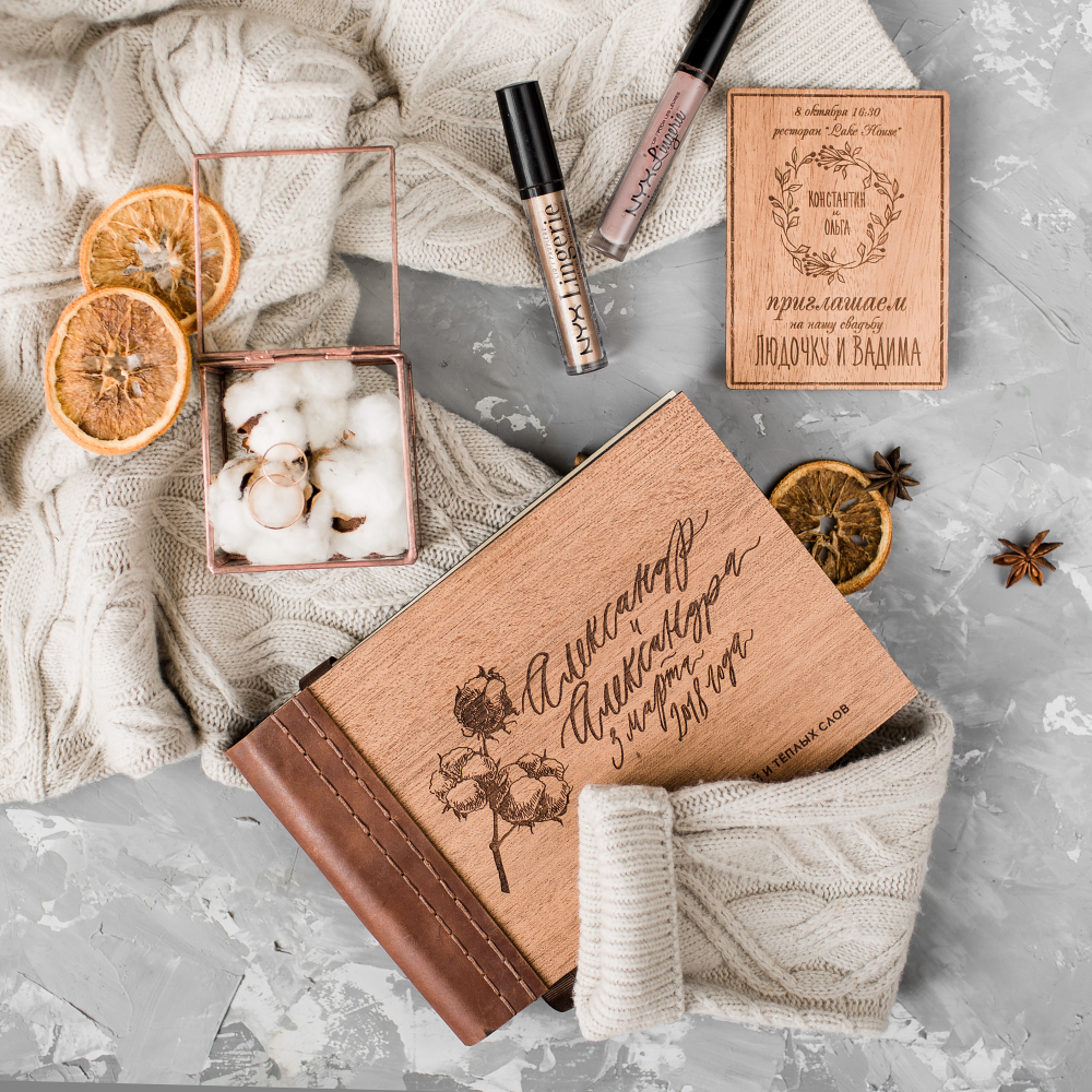 Свадебный набор из древесины красного дерева.