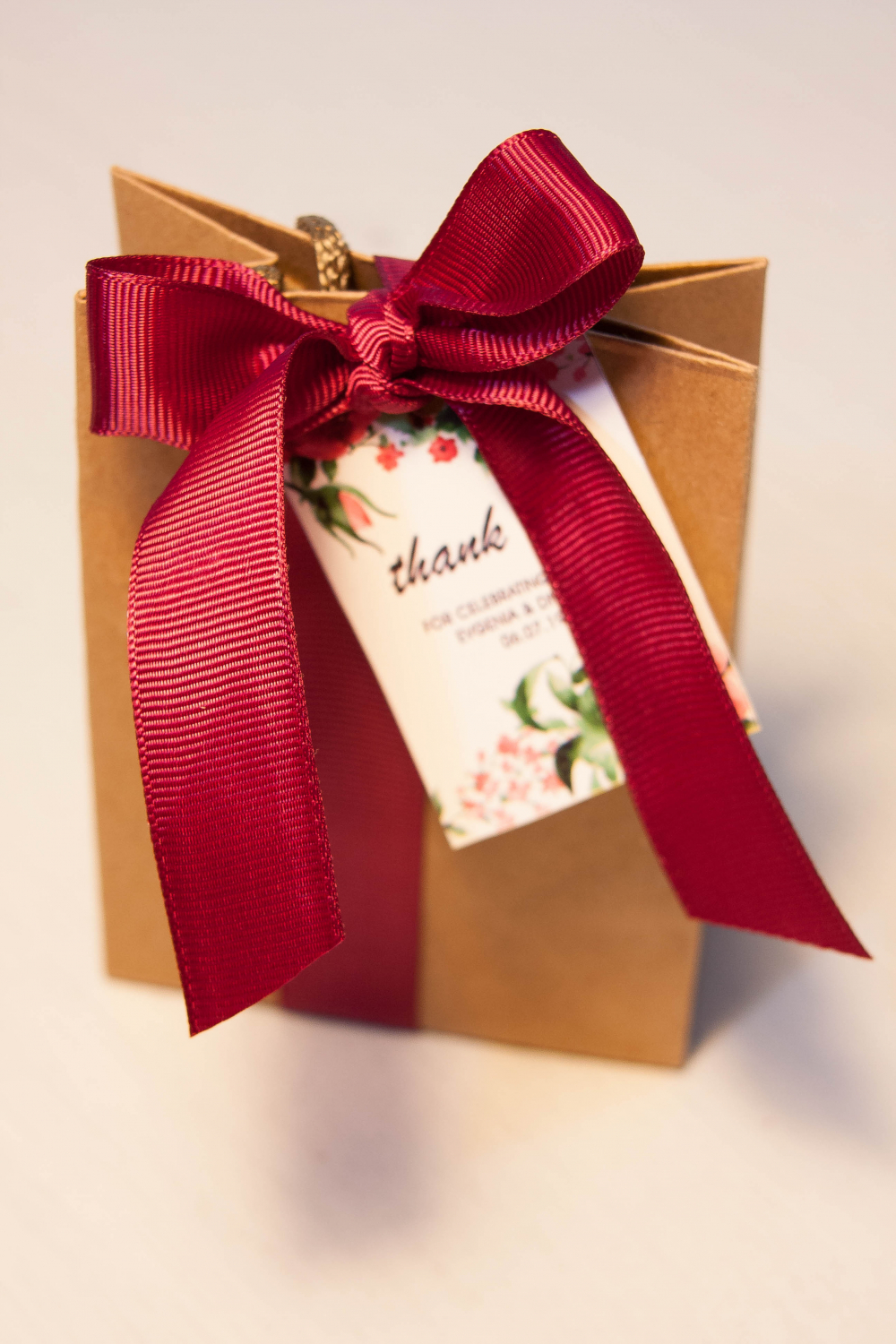 Внутри: натуральный мёд, варенье на выбор, сладости на выбор.

Размер 15х8 см
Стоимость: 140 руб./шт.