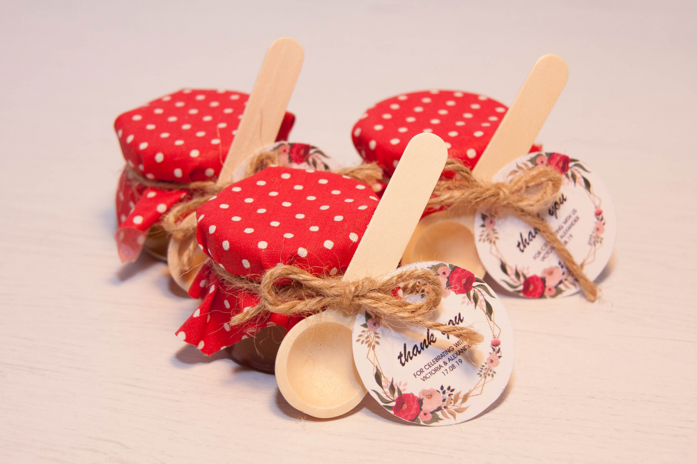 Баночка 25 мл
Наполнение:
- натуральный мёд;
- варенье на выбор: малина, черника, абрикос, клюква, вишня, брусника, клубника.

Размер 3,5 x 4 см
Стоимость - 90 руб./шт.