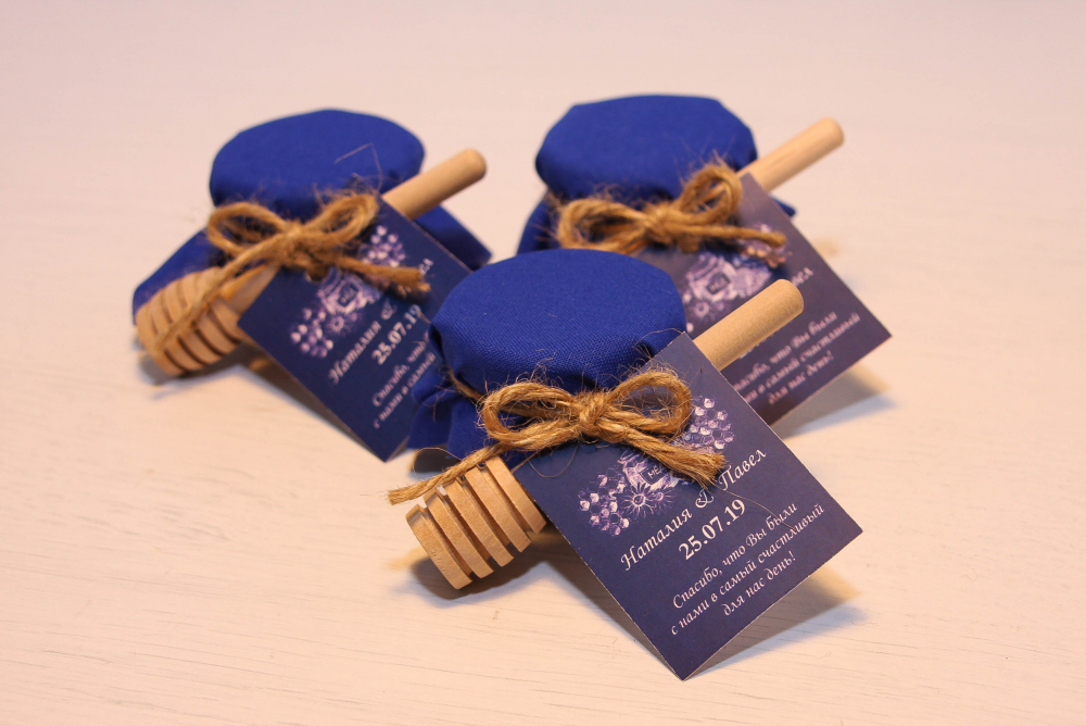 Баночка 25 мл
Наполнение:
- натуральный мёд;
- варенье на выбор: малина, черника, абрикос, клюква, вишня, брусника, клубника.

Размер 3,5 x 4 см
Стоимость - 90 руб./шт.