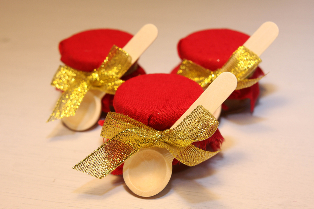 Баночка 25 мл
Наполнение:
- натуральный мёд;
- варенье на выбор: малина, черника, абрикос, клюква, вишня, брусника, клубника.

Размер 3,5 x 4 см
Стоимость - 90 руб./шт.