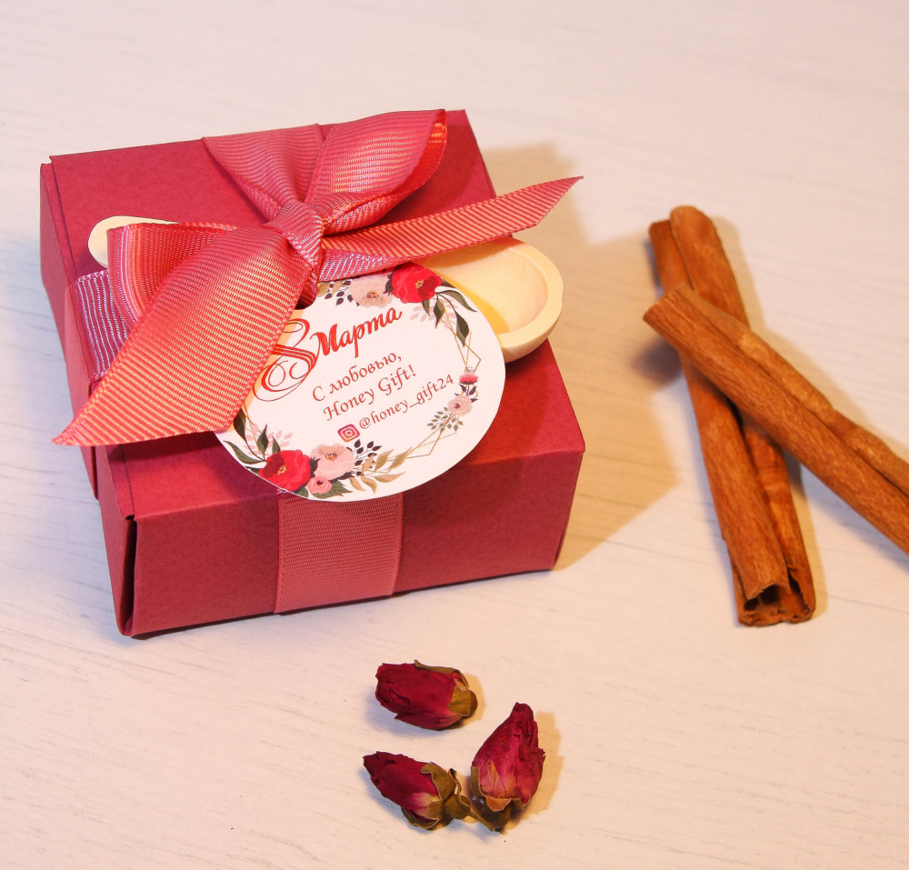 Внутри:
- мёд (баночка 25 мл)
- варенье (баночка 25 мл)
- мармелад - шоколадные конфеты
- орехи
- орехи в шоколаде

Размер: 8х5 см
Стоимость - 150 руб./шт.