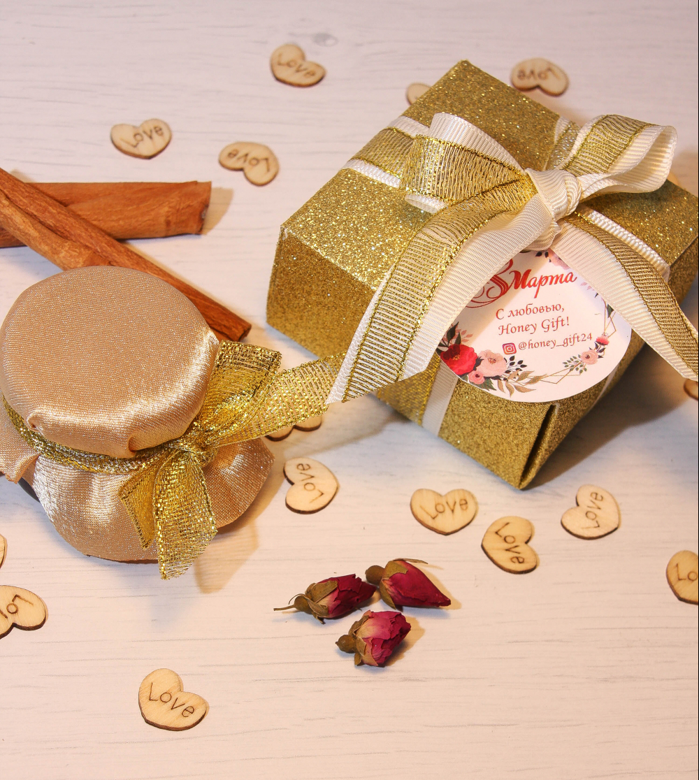 Внутри:
- мёд (баночка 25 мл)
- варенье (баночка 25 мл)
- мармелад - шоколадные конфеты 
- орехи
- орехи в шоколаде

Размер: 8х5 см
Стоимость - 200 руб./шт.