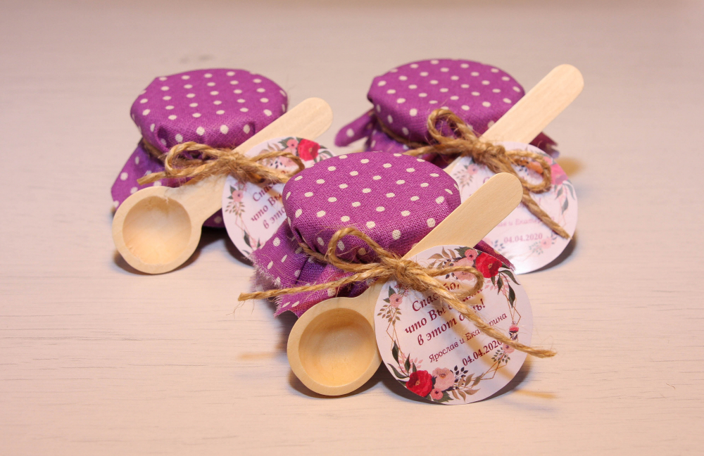 Баночка 25 мл
Наполнение:
- натуральный мёд;
- варенье на выбор: малина, черника, абрикос, клюква, вишня, брусника, клубника.

Размер 3,5 x 4 см
Стоимость - 90 руб./шт.