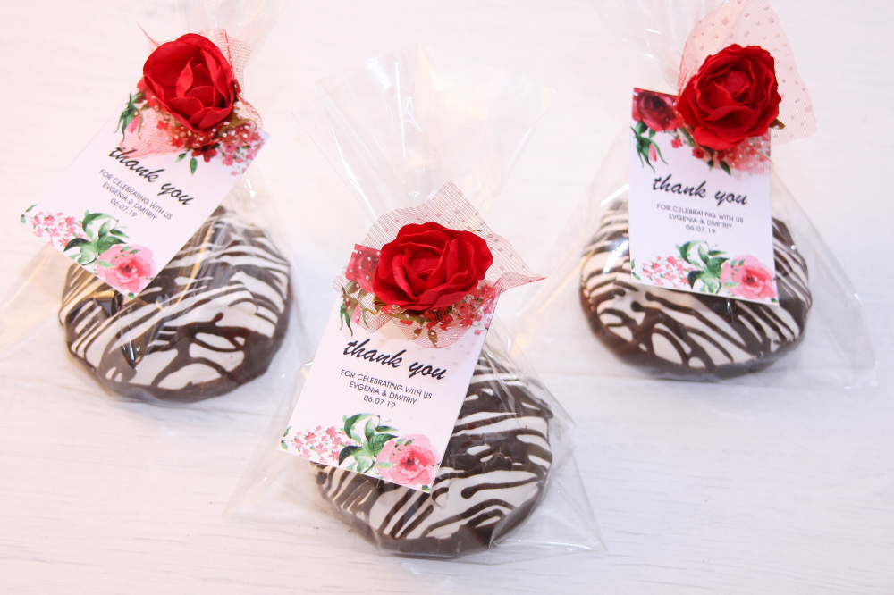 Бонбоньерки на свадьбу с зефиром в шоколаде

Размер: 15х8 см
Стоимость - 70 руб./шт.