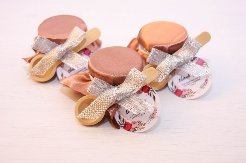 Баночка 25 мл
Наполнение:
- натуральный мёд;
- варенье на выбор: малина, черника, абрикос, клюква, вишня, брусника, клубника.

Размер 3,5 x 4 см
Стоимость - 90 руб./шт.