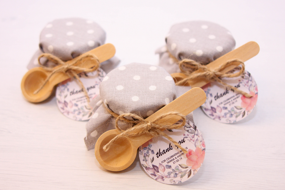 Баночка 25 мл
Наполнение:
- натуральный мёд;
- варенье на выбор: малина, черника, абрикос, клюква, вишня, брусника, клубника.

Размер 3,5 x 4 см
Стоимость - 90 руб./шт.