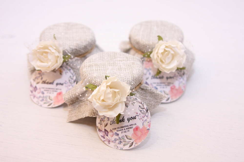 Баночка 25 мл
Наполнение:
- натуральный мёд;
- варенье на выбор: малина, черника, абрикос, клюква, вишня, брусника, клубника.

Размер 3,5 x 4 см
Стоимость - 90 руб./шт.