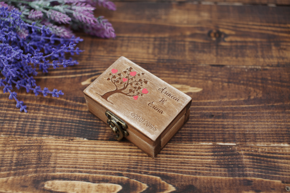 Шкатулка для колец
Размер: 6/9 см.
Материалы: дерево, масло, металлическая фурнитура

Стоимость: 1200 руб.
Добавление подушечки +300 руб.