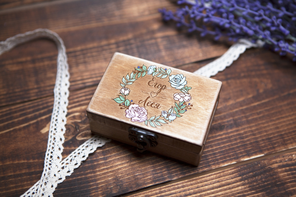 Шкатулка для колец
Размер: 6/9 см.
Материалы: дерево, масло, металлическая фурнитура

Стоимость: 1200 руб.
Добавление подушечки +300 руб.