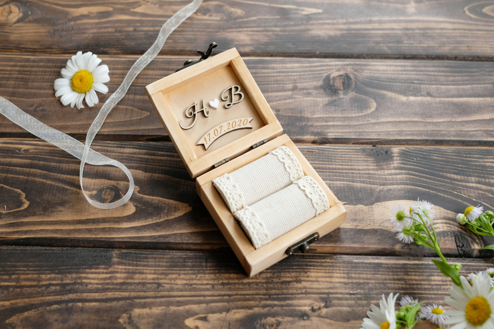 Шкатулка для колец
Размер: 8/8 см.
Материалы: дерево, морилка, металлическая фурнитура

Стоимость: 1200 руб.
Добавление подушечки +300 руб.