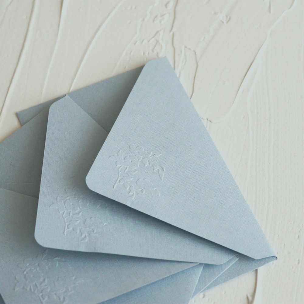 Конверт из дизайнерской бумаги, плотностью 160 г/м, обладает приятной матовой текстурой. Красивое тиснение на клапане. Идеально подойдет для пригласительных