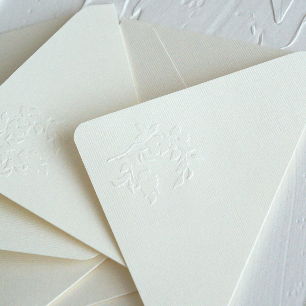 Конверт из дизайнерской бумаги, плотностью 160 г/м, обладает приятной матовой текстурой. Красивое тиснение на клапане. Идеально подойдет для пригласительных