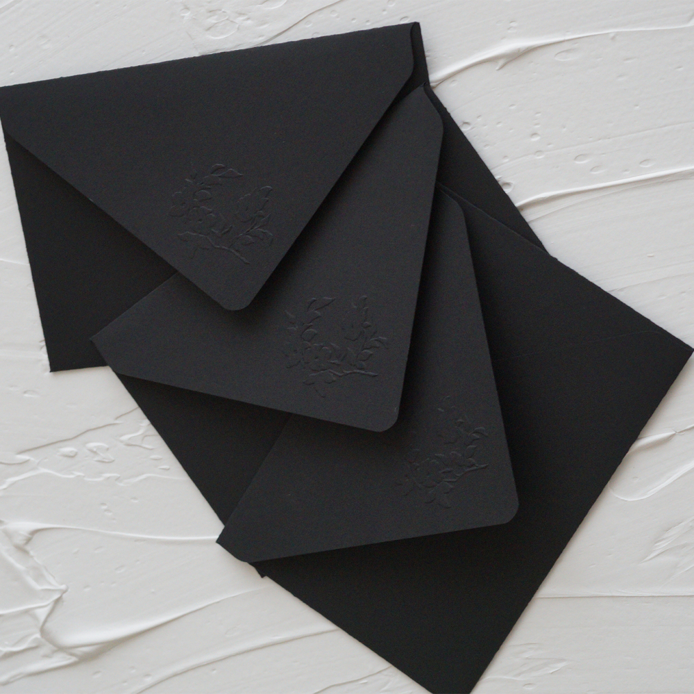 Стильные и лаконичные приглашения произведут впечатление на ваших гостей. Изготовлены из дизайнерской бумаги (пр-во Италия) плотностью 250 гр/м, с добавлением хлопка. Матовая поверхность с приятной текстурой.