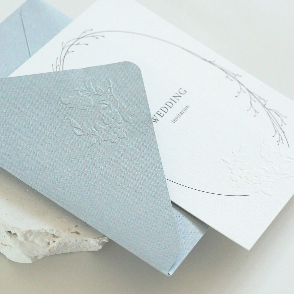 Стильные и лаконичные приглашения произведут впечатление на ваших гостей. Изготовлены из дизайнерской бумаги (пр-во Италия) плотностью 250 гр/м, с добавлением хлопка. Матовая поверхность с приятной текстурой.