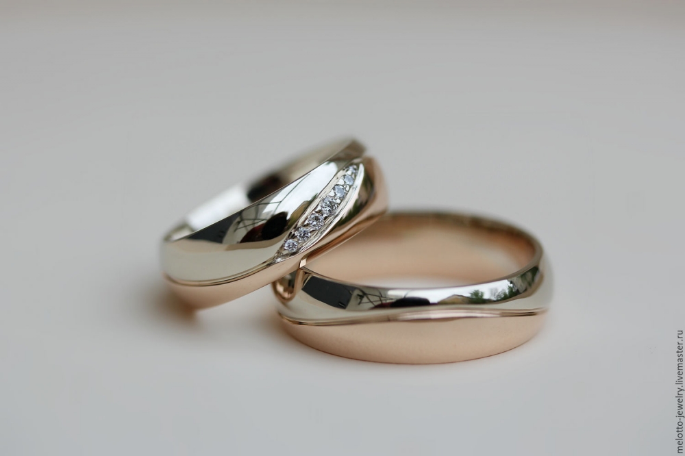 Классические обручальные кольца. Невесты украшено 7 природными бриллиантами с нашего производства. Цвет/качество 3/3 огранка А. Золото белое/желтое 585 пробы. Цена за пару всего 26 500 рублей до конца января.  В наличии 2 пары. Изготовление всего 4 дня