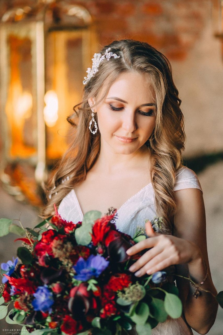 Ангел моих снов в комплекте украшений от Анны Морозовой.
Необработанные натуральные камни кварца, опалита, лунного камня и нежные капельки жемчуга и страз. 