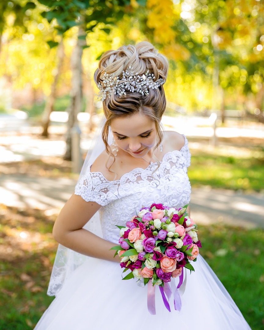 Невеста Анна в комплекте украшений "Annet".
Горный хрусталь,стразы и ювелирное стекло!