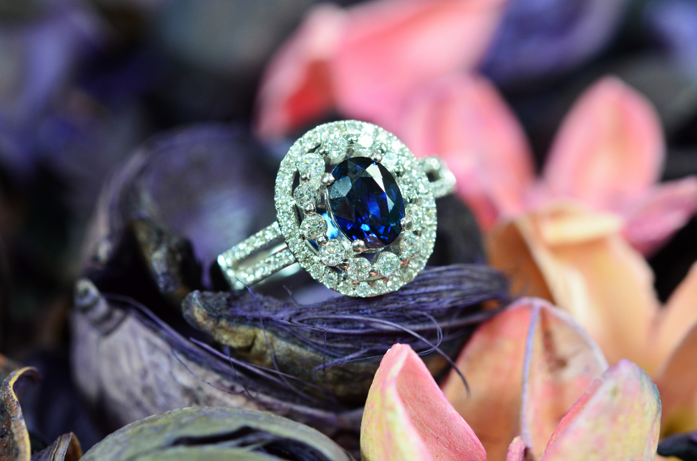 Помолвочное кольцо из белого золота с сапфиром