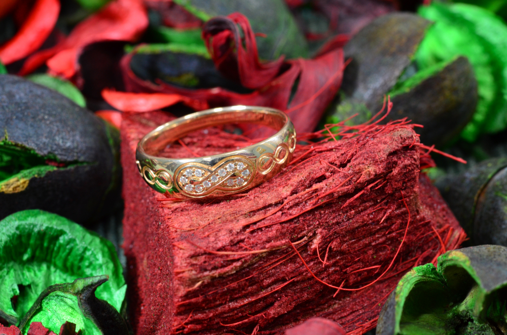 Золотое кольцо  с символами бесконечности: выгравированными и оформленными бриллиантами