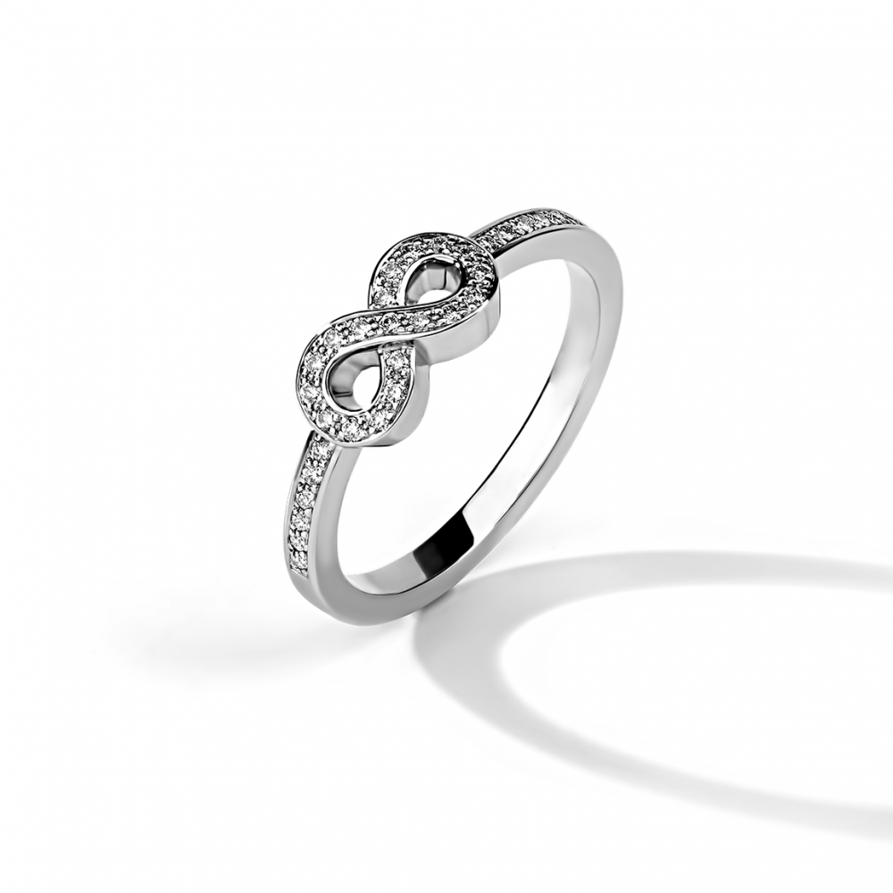 Помолвочное кольцо из белого золота 585 с бриллиантами.