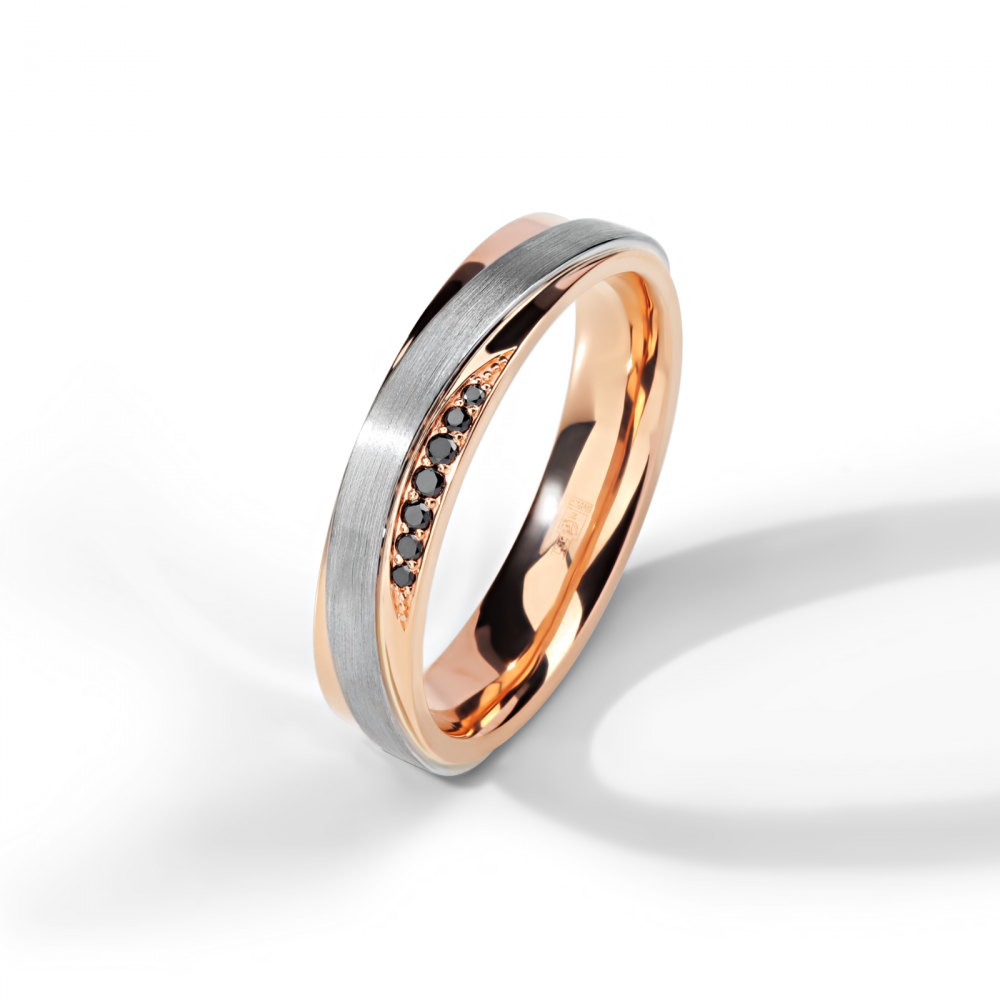 Обручальное кольцо из комбинированного золота 585 с черными бриллиантами.