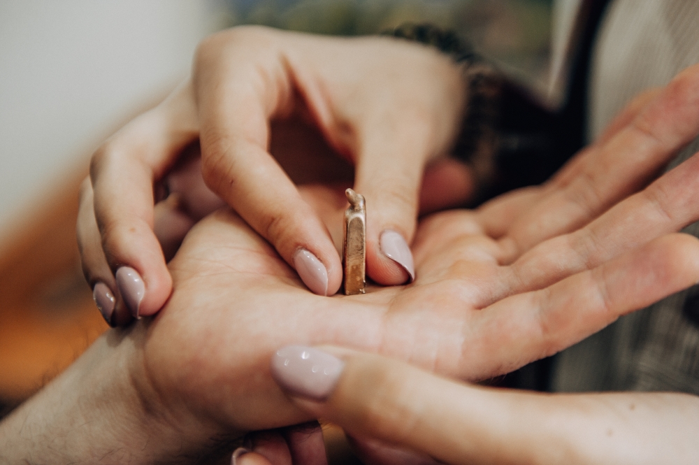 Брусочек золота, из которого будут сделаны кольца.