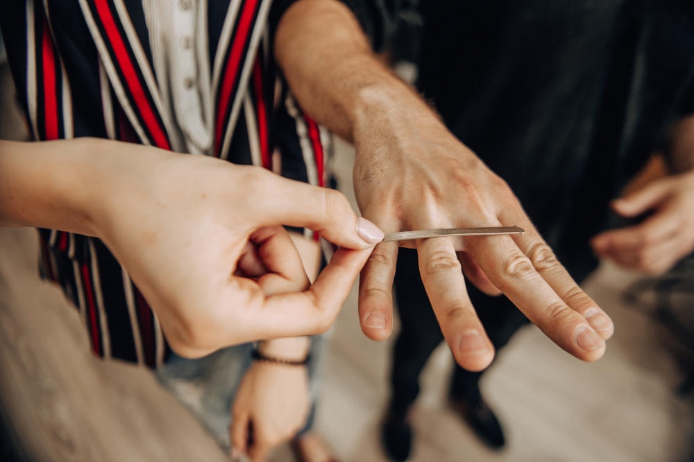 Раскатанная полоска золота, примерка ширины.