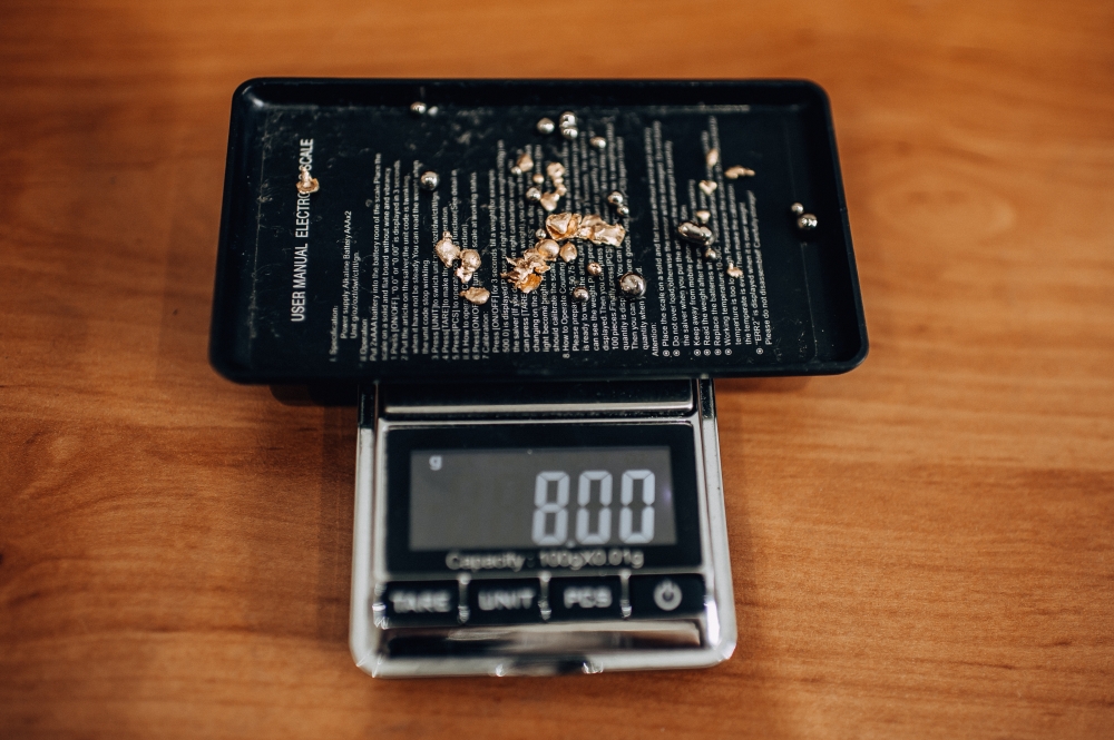 Взвешивание золота перед началом мастер-класса.