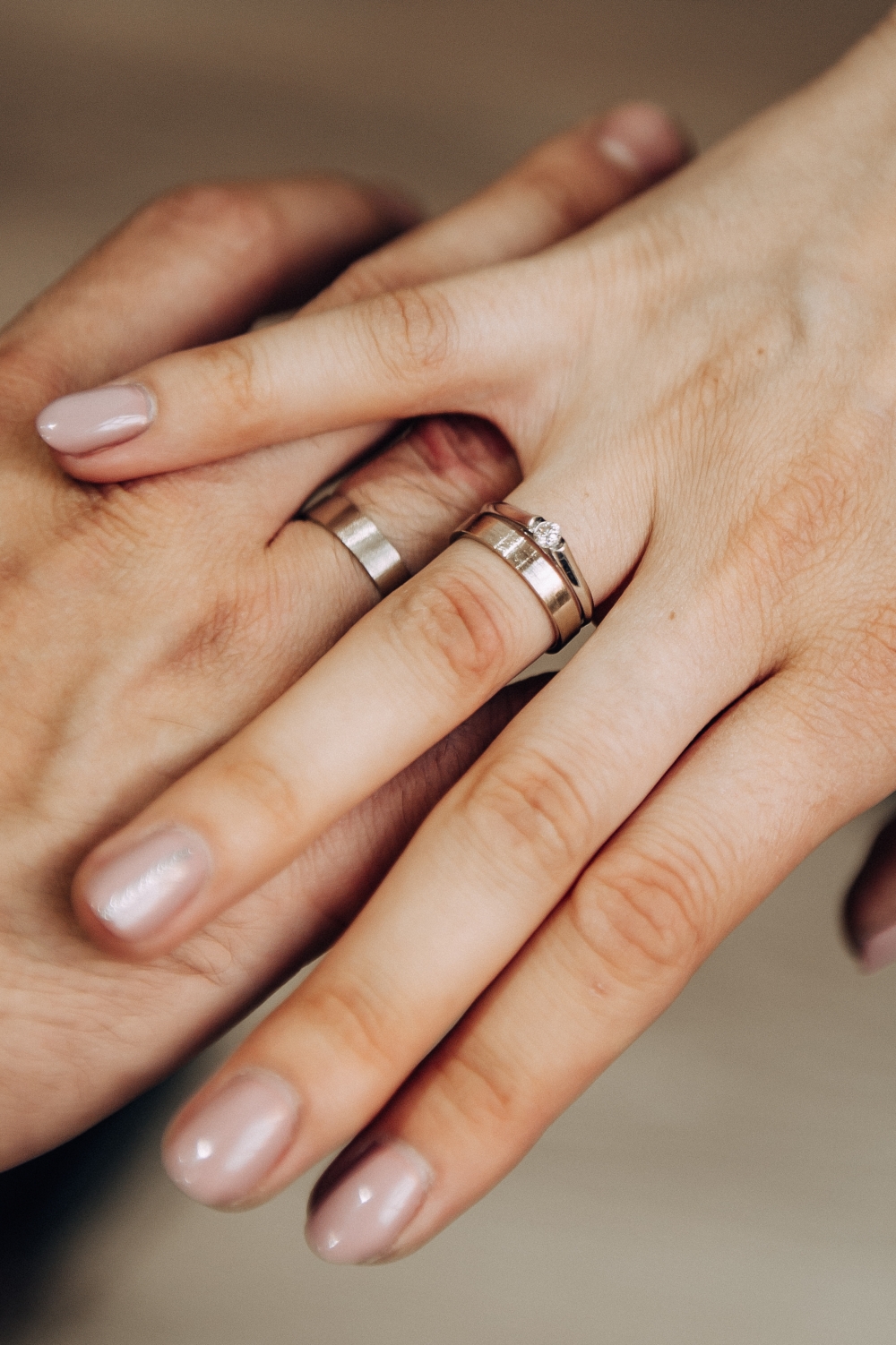 Какое кольцо можно носить с обручальным на одном пальце