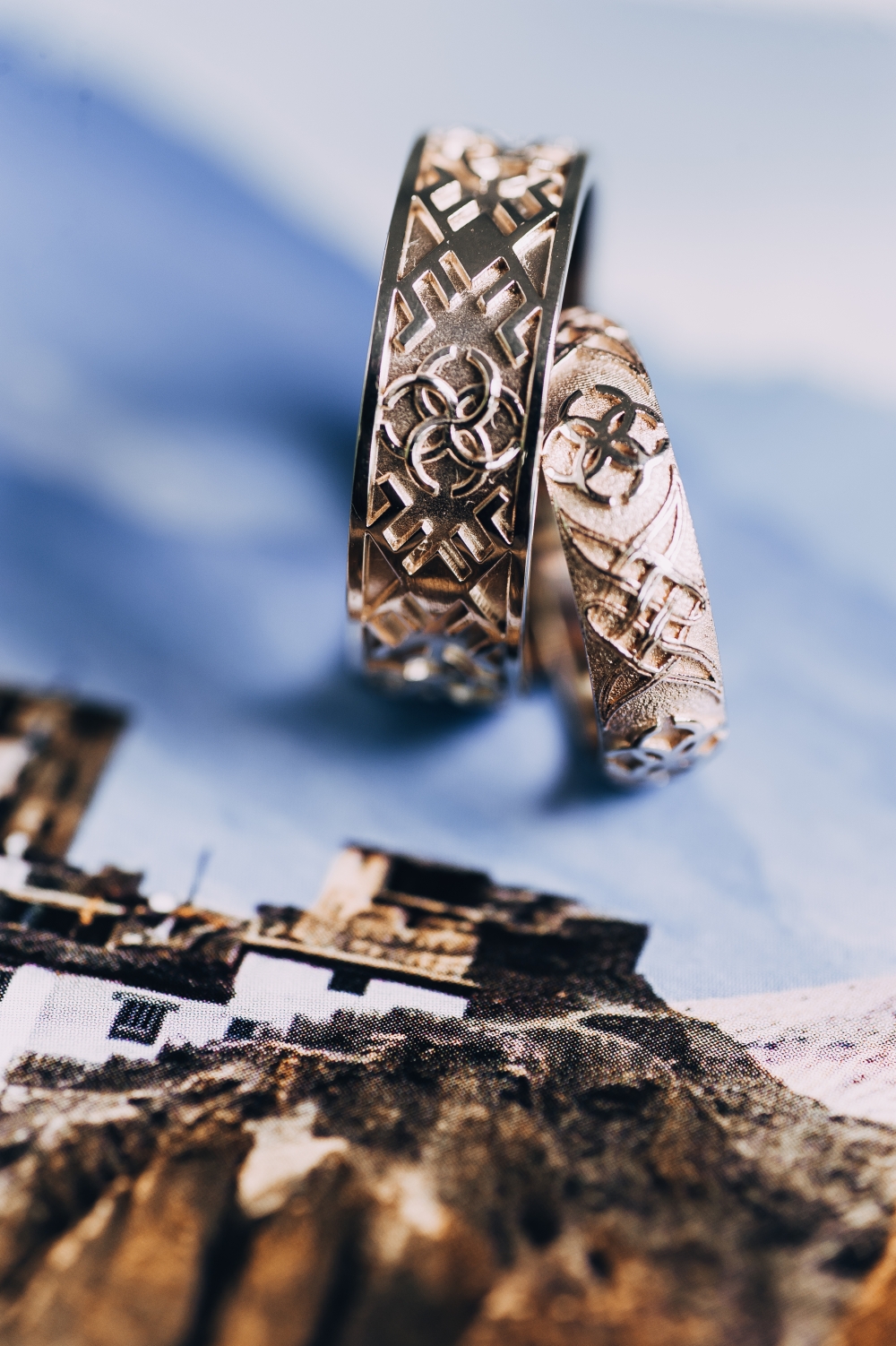 Обручальные кольца с резными узорами.