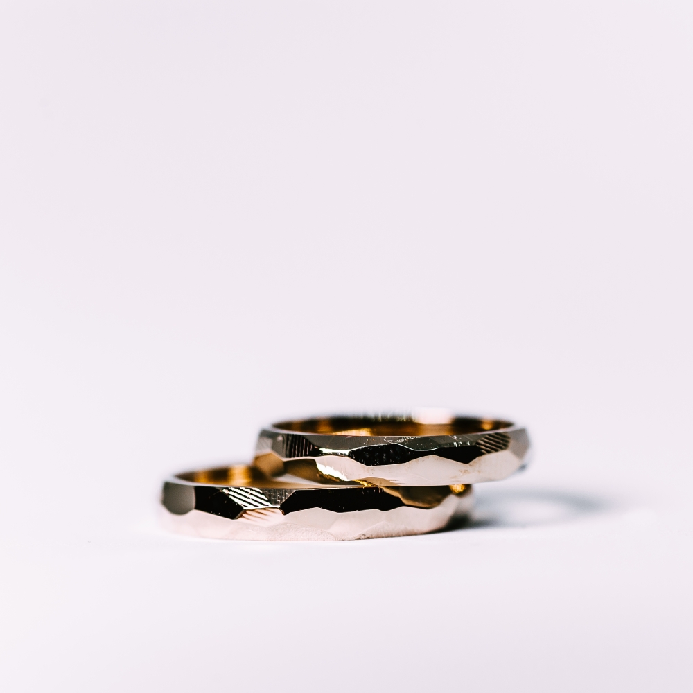 Обручальные колечки с фактурой, выполненной специальным напильником.