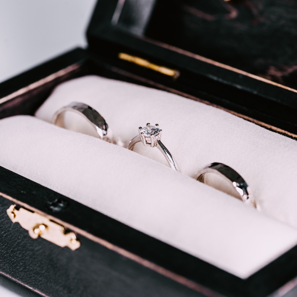 Обручальные колечки с фактурой "Лунная" и помолвочное кольцо с бриллиантом .