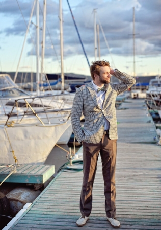 жених в бежевых брюках и клетчатом пиджаке, ведущий МАТВЕЙ ЛАПТЕВ