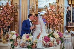 Нежное оформление стола молодых