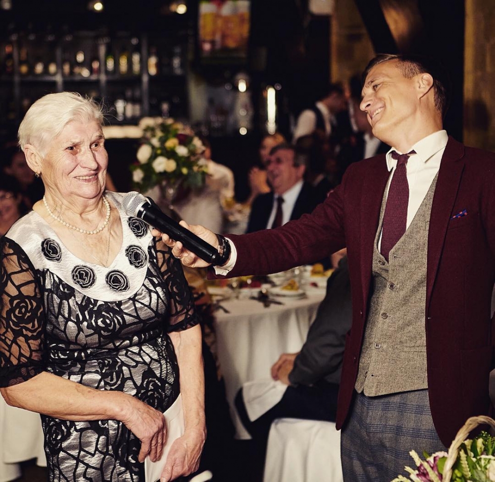 Когда бабушки и дедушки говорят слова поздравлений молодожёнам, я каждый раз поражаюсь искренности и глубине их наставлений.
Опыт - это самое ценное, что есть у человека!
Прислушивайтесь к словам старшего поколения и перенимайте их знания!