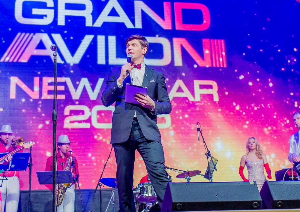 Ведущий Артем Жданов