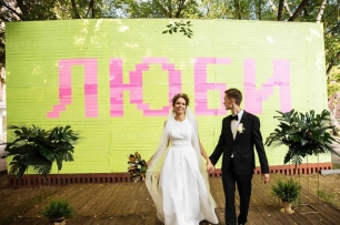 Кто сказал, что церемонию регистрации нужно проводить только у арки? Может, вы настолько счастливы, что 6000 стикеров хотят своим шелестом аплодировать вашей любви?