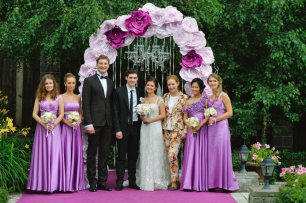 Это не арка для регистрации брака! Это одна из фотозон на роскошной свадьбе от агентства "Лавка Чудес". Подружки невесты, ведущий Роман Акимов, молодожёны и свадебный организатор Екатерина Акимова