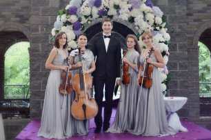 Ведущий Роман Акимов со струнным квартетом в Немчиновка-парк