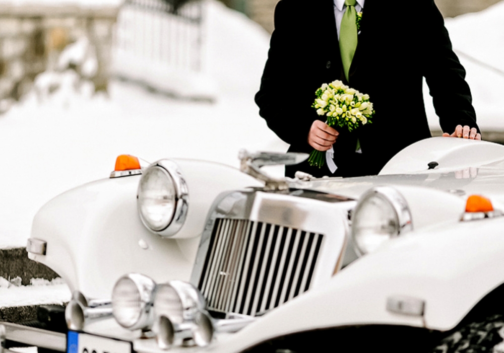 Зимняя свадьба в Старом городе на ретро машине. Таллинн, Эстония