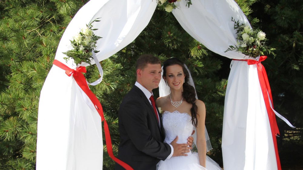 Ведущий на символическую церемонию свадьбы в Таллинне